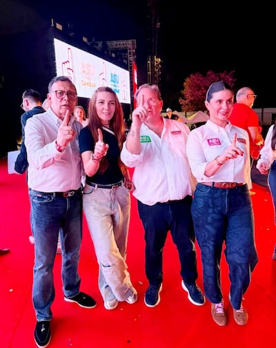 Víctor Bogado y Guadalupe Aveiro con el candidato a intendente de Asunción de la ANR, Camilo Pérez.