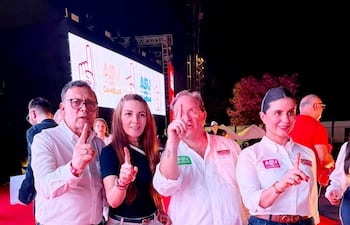 Víctor Bogado y Guadalupe Aveiro con el candidato a intendente de Asunción de la ANR, Camilo Pérez.