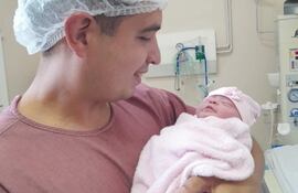 ¡Una postal llena de amor! Juanma Figueredo con la recién nacida Paulita en sus brazos.