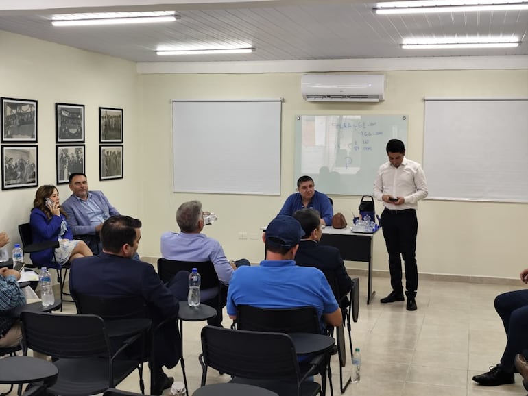 Diputados y senadores del PLRA conversan con las autoridades partidarias en las nuevas oficinas de la agrupación.