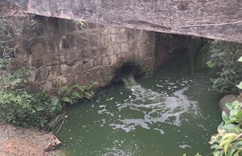 Agua verdoso vertido por la Essap en el Arroyo Pindoty de esta ciudad.