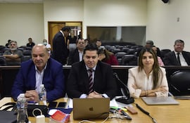 Archivo de enero de 2025. Miguel Robles (primero izq.) a minutos de escuchar su sentencia a 10 años de prisión.