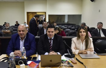 Archivo de enero de 2025. Miguel Robles (primero izq.) a minutos de escuchar su sentencia a 10 años de prisión.