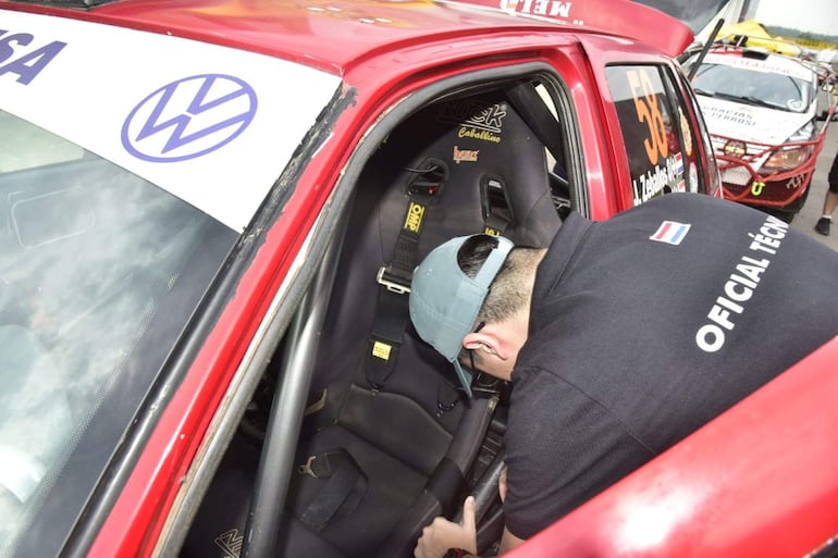 Los autos y las tripulaciones realizan las verificaciones técnica, administrativa y seguridad del Rally del Chaco 2026 en Hangares P.A.S., en Luque, Paraguay.