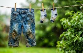 Concepto de ropa mojada en el tendedero del patio un día de lluvia.