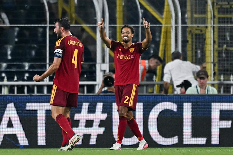 El centrocampista italiano de la AS Roma, Bryan Cristante (izq.), celebra junto al defensa neerlandés de la AS Roma, Devyne Rensch, tras anotar el primer gol de su equipo durante el partido de fútbol de la primera jornada de la fase de liga de la Liga de Campeones de la UEFA entre el Fenerbahçe SK y la AS Roma.