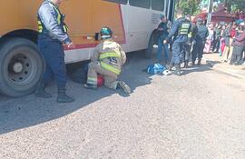 Momentos en que un bombero realiza los primeros auxilios a la joven Ruth Karina Sánchez Caballero, que finalmente falleció en el hospital distrital de Ñemby.