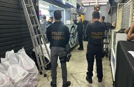 Agentes de la Policía Federal durante uno de los allananientos.