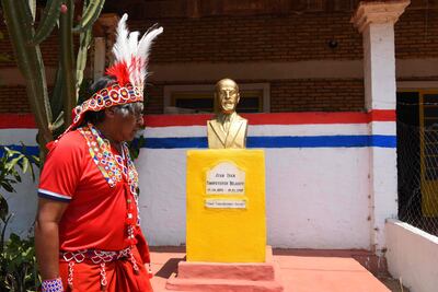 El cacique Mateo Martínez Mateiko frente al homenaje al general ruso Iván Belaieff, quien ayudó al Paraguay a triunfar en la Guerra del Chaco y sus restos se encuentran ahora bajo el puente "Héroes del Chaco". El pueblo Maká denuncia desde el 2022 que la obra se desarrolla sin consulta ni consentimiento, tal como establecen las normativas locales e internacionales.
