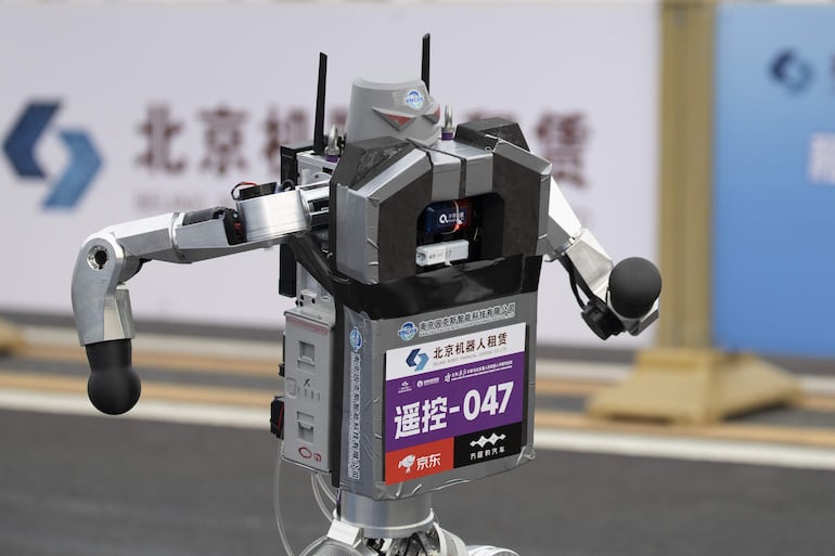 Un robot participa en la segunda edición de la Beijing E-Town Half Marathon and Humanoid Robot Half Marathon en Beijing, China, este domingo.