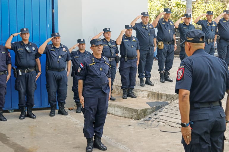 El director general de Prevención y Seguridad Ciudadana, comisario general Ángel Franco (centro), frente al grupo de oficiales superiores y subalternos,  quienes también están afectados al operativo seguridad.