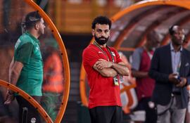 Mohamed Salah observando el partido entre Egipto y Cabo Verde en la Copa de África.