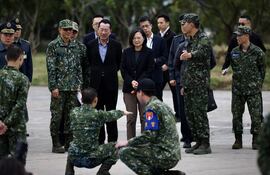 La presidenta de Taiwán, Tsai Ing-wen, visitó este martes una base militar de la ciudad de Hsinchu (noroeste) para supervisar el entrenamiento de un grupo de jóvenes reclutas, en víspera de la celebración del Año Nuevo Lunar.