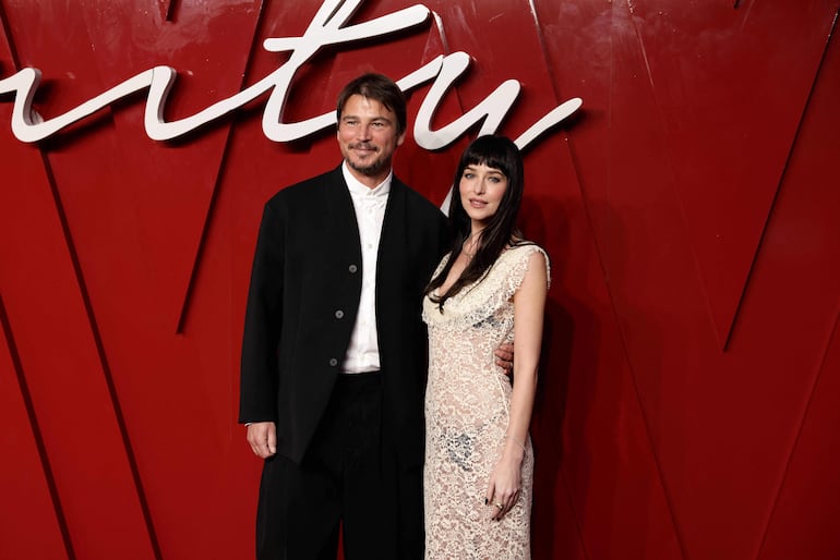 Los actores estadounidenses Josh Hartnett y Dakota Johnson posando en la alfombra roja a su llegada a la gala de proyección de Verity en el Reino Unido. (Brook Mitchell / AFP)