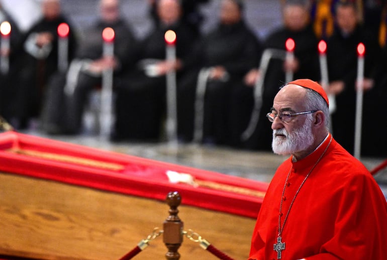 (ARCHIVO) El cardenal de origen español Cristóbal López Romero camina junto al féretro de Francisco tras presentar sus respetos durante una ceremonia en la Basílica de San Pedro, después del traslado del ataúd del difunto Papa desde la capilla de Santa Marta hasta dicha basílica, en el Vaticano, el 23 de abril de 2025.