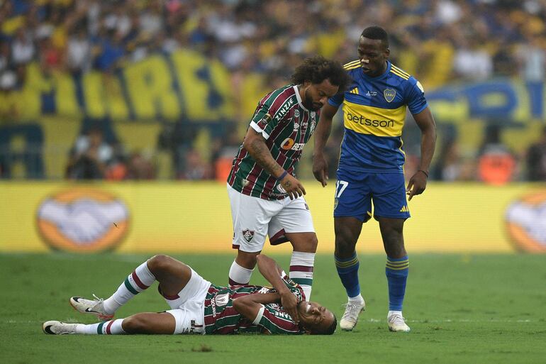 Marcelo y Keno luchan por el balón con el peruano Luis Advíncula, de Boca