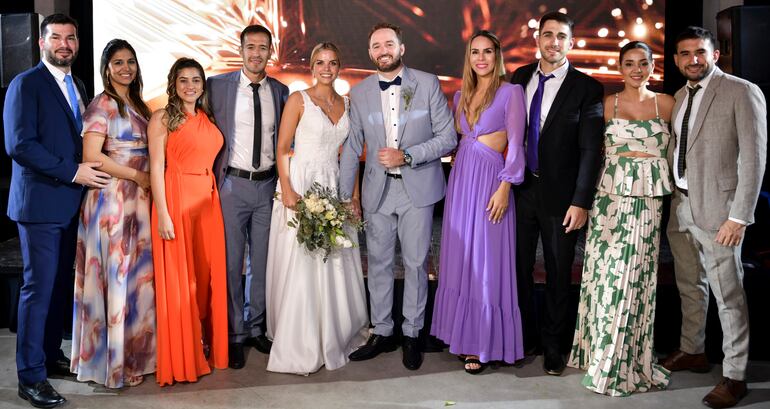Los recién casados junto a Felipe Acosta, Mabe Noguera, Maira Daiub, Otto Schaerer, Paola Fioraliso, Esteban Franco, Leticia Ubeda, y Emilio Velázquez.