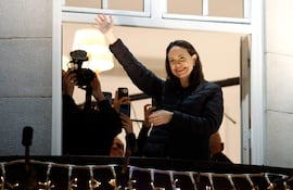 La Premio Nobel de la Paz, María Corina Machado, saluda a sus simpatizantes desde un balcón del Grand Hotel de Oslo, Noruega, la madrugada del 11 de diciembre de 2025.