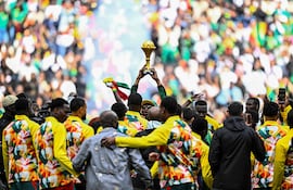 Integrantes de la selección de Senegal, con el trofeo de campeón de la Copa Africana de Naciones.