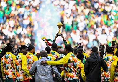 Integrantes de la selección de Senegal, con el trofeo de campeón de la Copa Africana de Naciones.