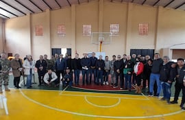 Autoridades legislativas y departamentales junto a pescadores de Misiones y Ñeembucú luego de la audiencia pública en Humaitá.