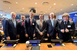 Fotografía tomada de la cuenta oficial en X del presidente de Bolivia, Rodrigo Paz, @Rodrigo_PazP que muestra desde la izquierda a los mandatarios; de Chile, José Antonio Kast; de Ecuador, Daniel Noboa; de Paraguay, Santiago Peña; de Bolivia, Rodrigo Paz; de República Dominicana, Luis Abinader, y de Argentina, Javier Milei, posando durante la reunión del Escudo de las Américas, este martes en Washington (Estados Unidos). EFE/ @Rodrigo_PazP /SOLO USO EDITORIAL/ NO VENTAS/ SOLO DISPONIBLE PARA ILUSTRAR LA NOTICIA QUE ACOMPAÑA (CRÉDITO OBLIGATORIO)