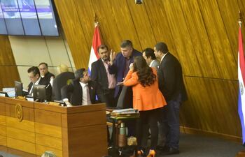 El presidente de la Cämara de Diputados, Raúl Latorre (sentado) fue comisionado para hablar con los senadores, a fin de determinar si piensan cambiar una vez más su día de sesiones, antes de tomar cualquier determinación en Cámara Baja.