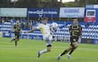 El extremo de Sportivo Luqueño, Lautaro Comas intenta superar la marca del experimentado zaguero de Recoleta FC, Luis Cardozo.