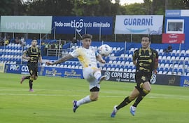 El extremo de Sportivo Luqueño, Lautaro Comas intenta superar la marca del experimentado zaguero de Recoleta FC, Luis Cardozo.