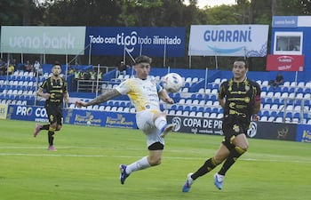 Lautaro Comas (31 años) define frente a Luis Cardozo (37), quien nada pudo hacer para evitar el gol.