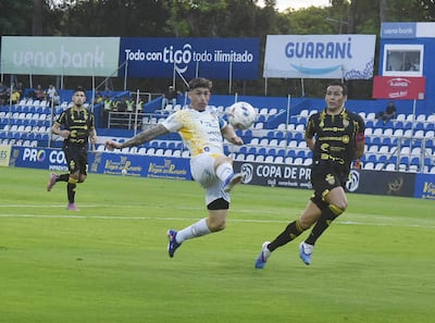 El extremo de Sportivo Luqueño, Lautaro Comas intenta superar la marca del experimentado zaguero de Recoleta FC, Luis Cardozo.