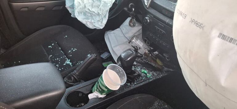 Así se encuentra el interior de la camioneta involucrada en el grave accidente registrado en la ruta Transchaco esta mañana.