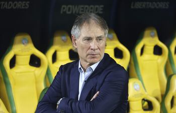 El entrenador de Cerro, Ariel Holan, reacciona este jueves, durante un partido de la fase de grupos de la Copa Libertadores entre Junior y Cerro Porteño en el estadio Romelio Martínez en Cartagena (Colombia).
