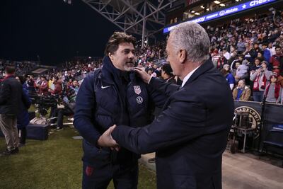 El entrenador de la selección paraguaya de fútbol, Gustavo Alfaro y el seleccionador de Estados Unidos Mauricio Pochettino se saludan previo al partido amistoso disputado en el estadio Subaru Park, a mediados de noviembre.