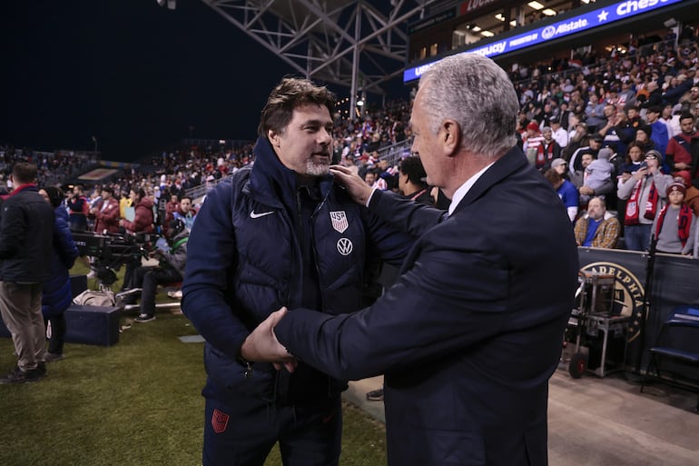 Gustavo Alfaro y Mauricio Pochettino, en el duelo amistoso entre Estados Unidos y Paraguay.