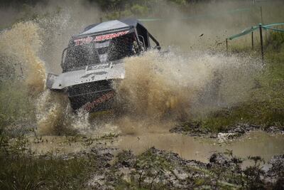 Los ganadores Daniel Villamayor y Armando Ocampos pasaban de esta manera por una aguada. Foto gentileza de Mohandas Sánchez.