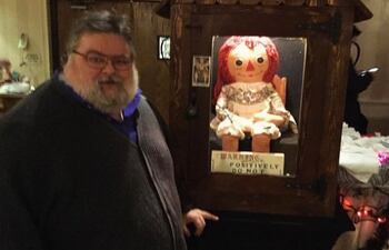 Fotografía de archivo de Chris McKinnell con la muñeca Annabelle original y que fue utilizada como inspiración para películas de terror.