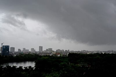Nubes de tormenta se forman sobre los edificios de la ciudad de Vinh, provincia de Nghe An, antes de que el tifón Kajiki tocara tierra en Vietnam. 