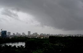 Nubes de tormenta se forman sobre los edificios de la ciudad de Vinh, provincia de Nghe An, antes de que el tifón Kajiki tocara tierra en Vietnam.
