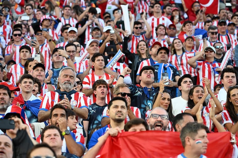 Los aficionados de Paraguay presentes en el Levi's Stadium para presenciar el encuentro ante Turquía por la segunda ronda del Grupo D del Mundial 2026.