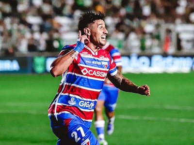 El paraguayo Adam Bareiro, futbolista de Fortaleza, celebra un gol en el partido frente a Juventude por la fecha 27 de la Serie A de Brasil en el estadio Alfredo Jaconi, en Caixas do Sul, Brasil.