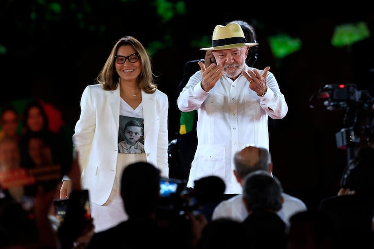 El presidente de Brasil, Luiz Inácio Lula da Silva (derecha), y la primera dama, Rosângela "Janja" Lula da Silva, en la convención nacional del Partido de los Trabajadores (PT) en São Paulo, Brasil, donde Lula anunció formalmente su candidatura a la reelección.