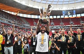 AME729. BRASILIA (BRASIL), 01/02/2026.- Memphis Depay (c) de Corinthians celebra con la copa este domingo, al ganar la final de la Supercopa de Brasil entre Flamengo y Corinthians, en el estadio Mané Garrincha, en Brasilia (Brasil). Corinthians conquistó la Supercopa de Brasil tras vencer en Brasilia por 0-2 a Flamengo e interrumpió así la racha ganadora del equipo carioca dirigido por Filipe Luis. EFE/ Andre Borges
