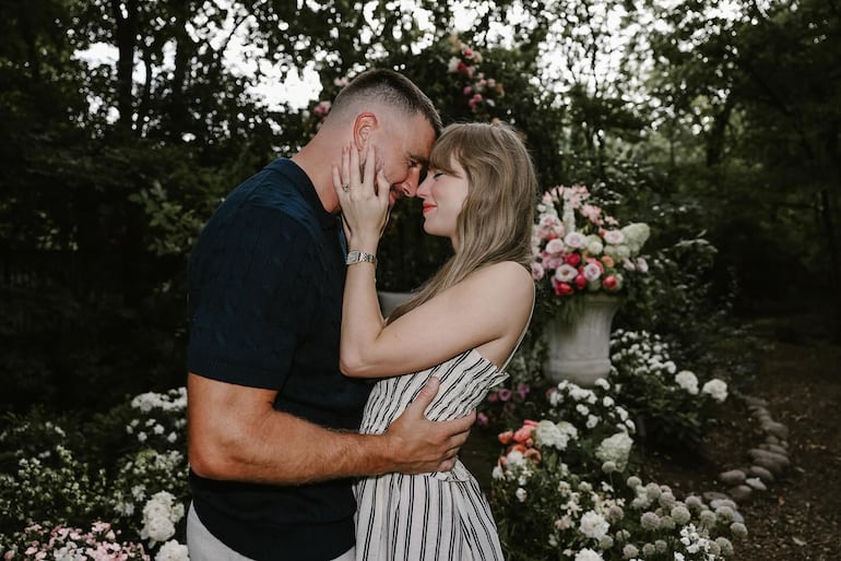 Taylor Swift y Travis Kelce anunciaron su compromiso hace instantes.