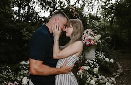 Taylor Swift y Travis Kelce anunciaron su compromiso hace instantes.