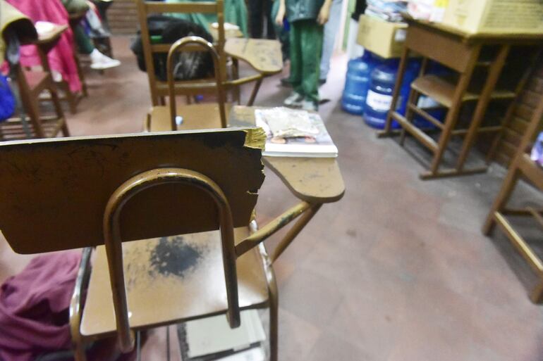 En la Escuela Básica N° 3 República del Brasil, niños estudian con muebles muy viejos y rotos. No llegaron los pupitres chinos de Itaipú.