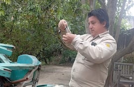 Un funcionario de Senepa analiza un recipiente si contiene o no arbovirosis en un barrio de la ciudad de Pilar.