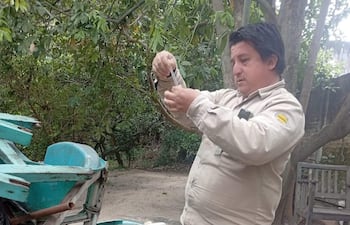 Un funcionario de Senepa analiza un recipiente si contiene o no arbovirosis en un barrio de la ciudad de Pilar.