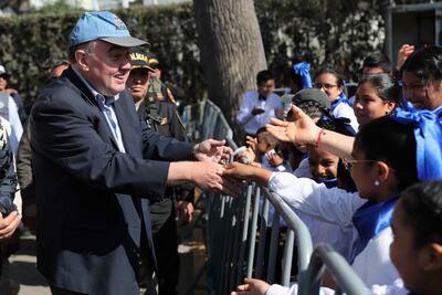 El alcalde de Lima y precandidato a la Presidencia de Perú, Rafael López Aliaga, saluda a personas en un homenaje a Charlie Kirk este sábado, en Lima (Perú). 