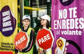 Con el mensaje "No te enredes al volante" en Encarnación buscan concienciar sobre el peligro de conducir chateando o hablando por teléfono.